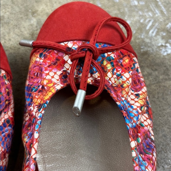 Sabrinas Red and Multicolor Floral Ballet Flats
Size: 38 (7.5-8) - Picture 6 of 7